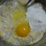 2. Dodać do ciast jajko i mąkę