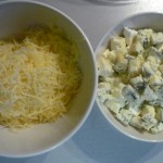 5. W dwóch miseczkach przygotować mix serów