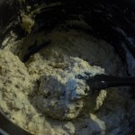 5. Wyrobić ciasto na chleb za pomocą łyżki