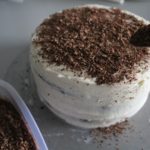8. Udekorować tort startą czekoladą