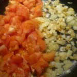 4. Podsmażyć cebulkę i czosnek i dodać do nich kawałki pomidorów