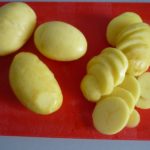 1. Pokroić ziemniaki