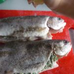 6. Skropić rybę cytryną i doprawić