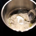 7. Rozpuścić masło i wymieszać z mąką