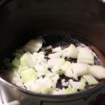 2. Podsmażyć cebulę na maśle