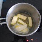 1. Zagotować wodę z masłem