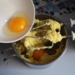 5. Zmiksować ciasto parzone z jajkami