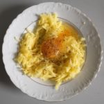 2. Zetrzeć ziemniaki i wymieszać z jajkiem