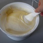 6. Wymieszać delikatnie masę serową z białkami