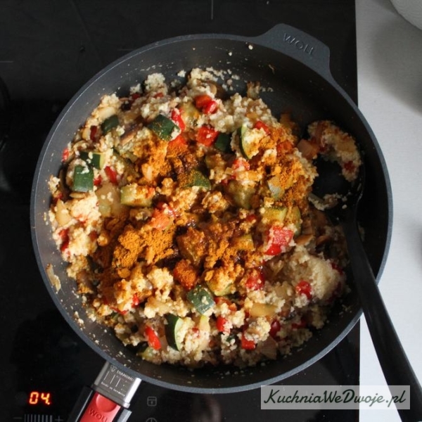 3. Przyprawić curry oraz solą i pieprzem