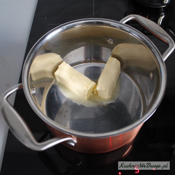 6. W garnku rozpuścić pół kostki masła