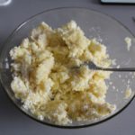 3. Wymieszać ziemniaki z serem