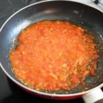 2. Posmażyć pomidory