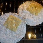 3. Podgrzać tortillę z serem żółtym