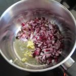 1. Podsmażyć cebulę i czosnek na maśle