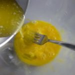 5. Roztrzepać jajko i dodać do niego masło