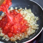 2. Podsmażyć cebulę i dodać pomidory
