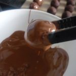 7. Obrotczyć kuleczki w rozpuszczonej czekoladzie