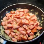 1. Podsmażyć cebulę i kiełbasę