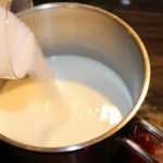 2. Rozpuścić cukier w mleku
