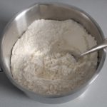 1. Wymieszać mąkę z proszkiem do pieczenia