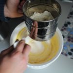 4. Przesiać mąkę i proszek do pieczenia