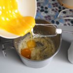2. Utrzeć masło z cukrem i dodać jajka