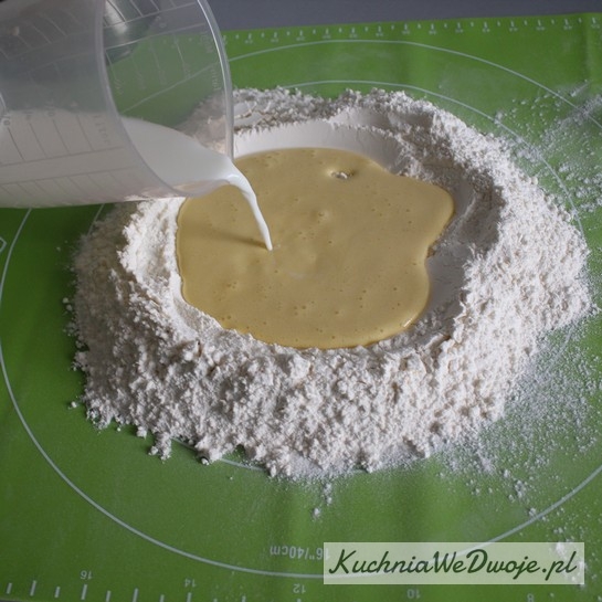 4. Przesiać mąkę i wlać masę oraz mleko