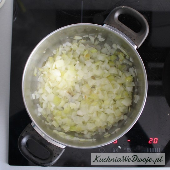 1. Podsmażyć cebulę