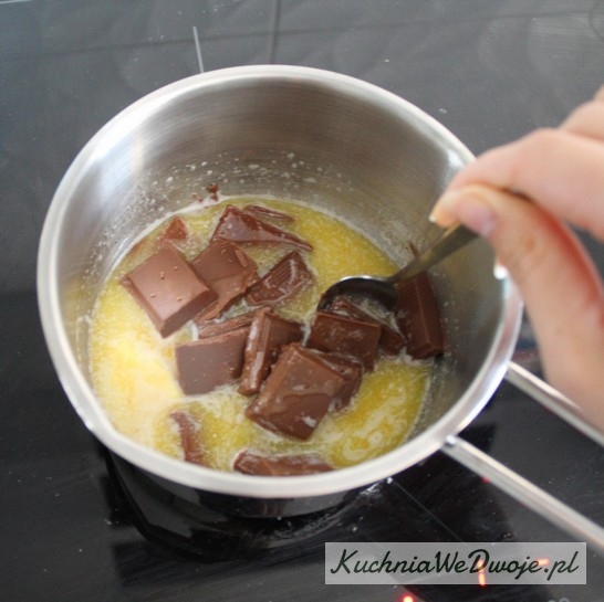 13. Rozpuścić czekoladę z masłem