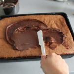 14. Wysmarować ciasto czekoladą i odstawić do lodówki