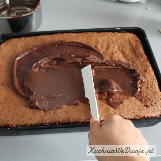 14. Wysmarować ciasto czekoladą i odstawić do lodówki
