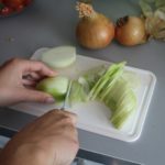 2. Pokroić cebulę