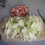 2. Pokroić cebulę oraz boczek