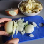 3. Pokroić cebulę oraz jabłko