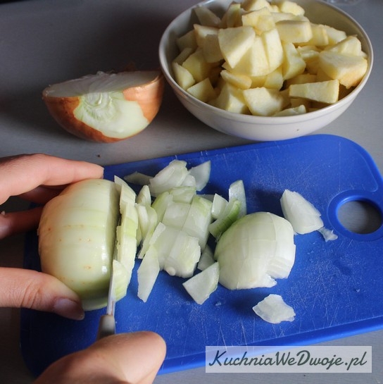 3. Pokroić cebulę oraz jabłko