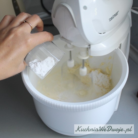 7. Zmiksować masło z cukrem pudrem
