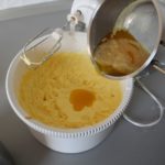 5. Wlać wystudzone masło