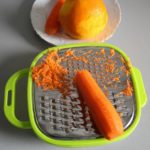 1. Zetrzeć marchew i pomarańcze