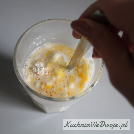 1. Wymieszać jajka z mąką i mlekiem