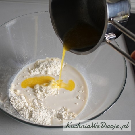 7. Do mąki przelać drożdże i rozpuszczone masło