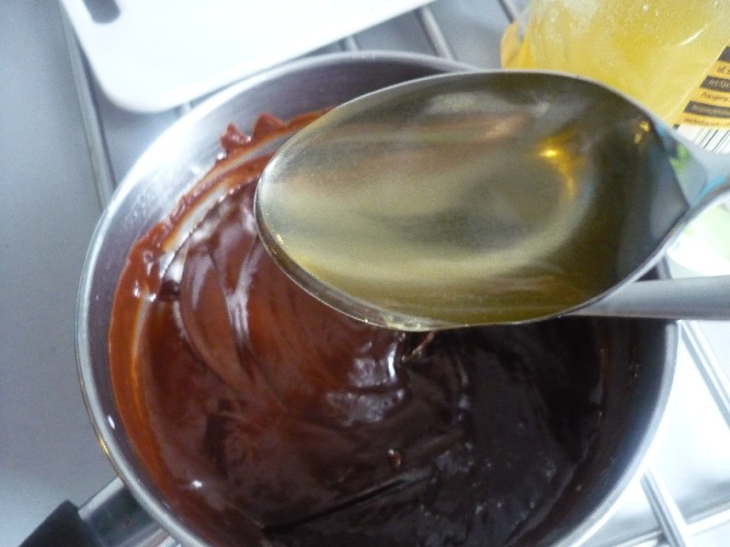 12. Do rozpuszczonej masy czekoladowej dodać miód i alkohol