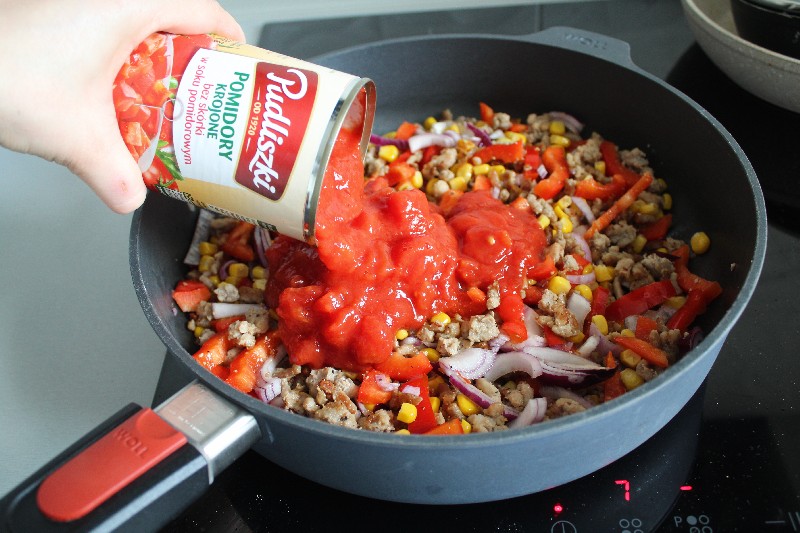 6. Dodać pomidory w puszce oraz przecier