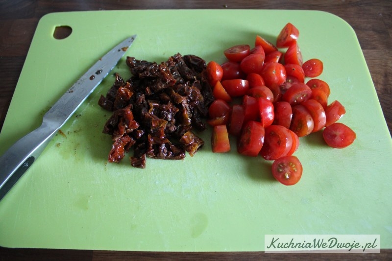 5. Pokroić pomidorki