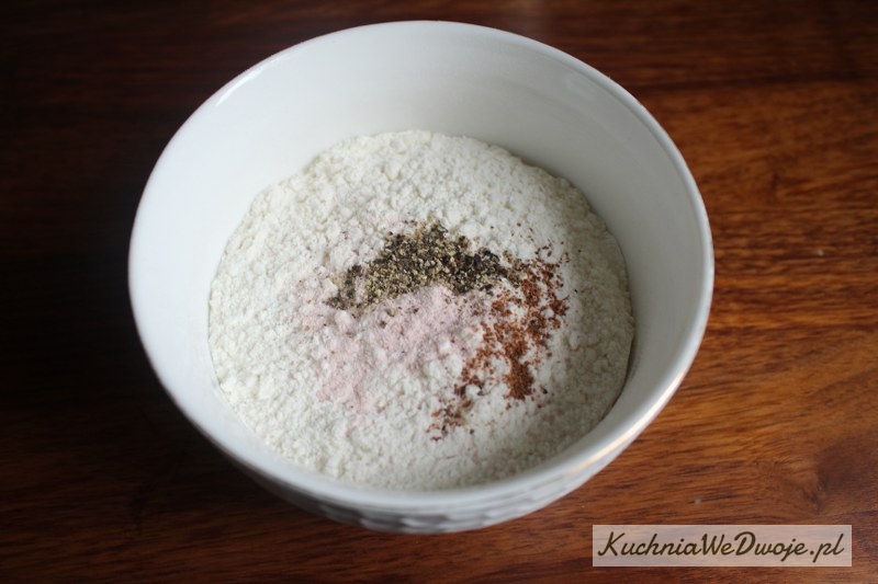 3. Wymieszać mąkę z przyprawami