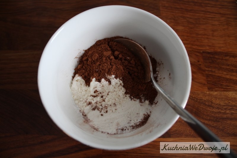 2. Wymieszać kakao z mąką i proszkiem do pieczenia