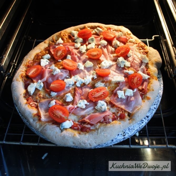 15. Parę minut przed pieczeniem na pizzę wyłożyć resztę składników