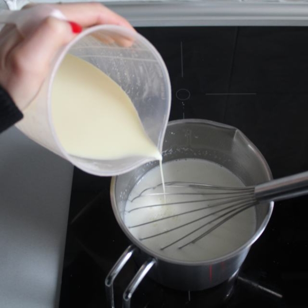 5. Zagotować 2 szklanki mleka z cukrem i dodać budyń